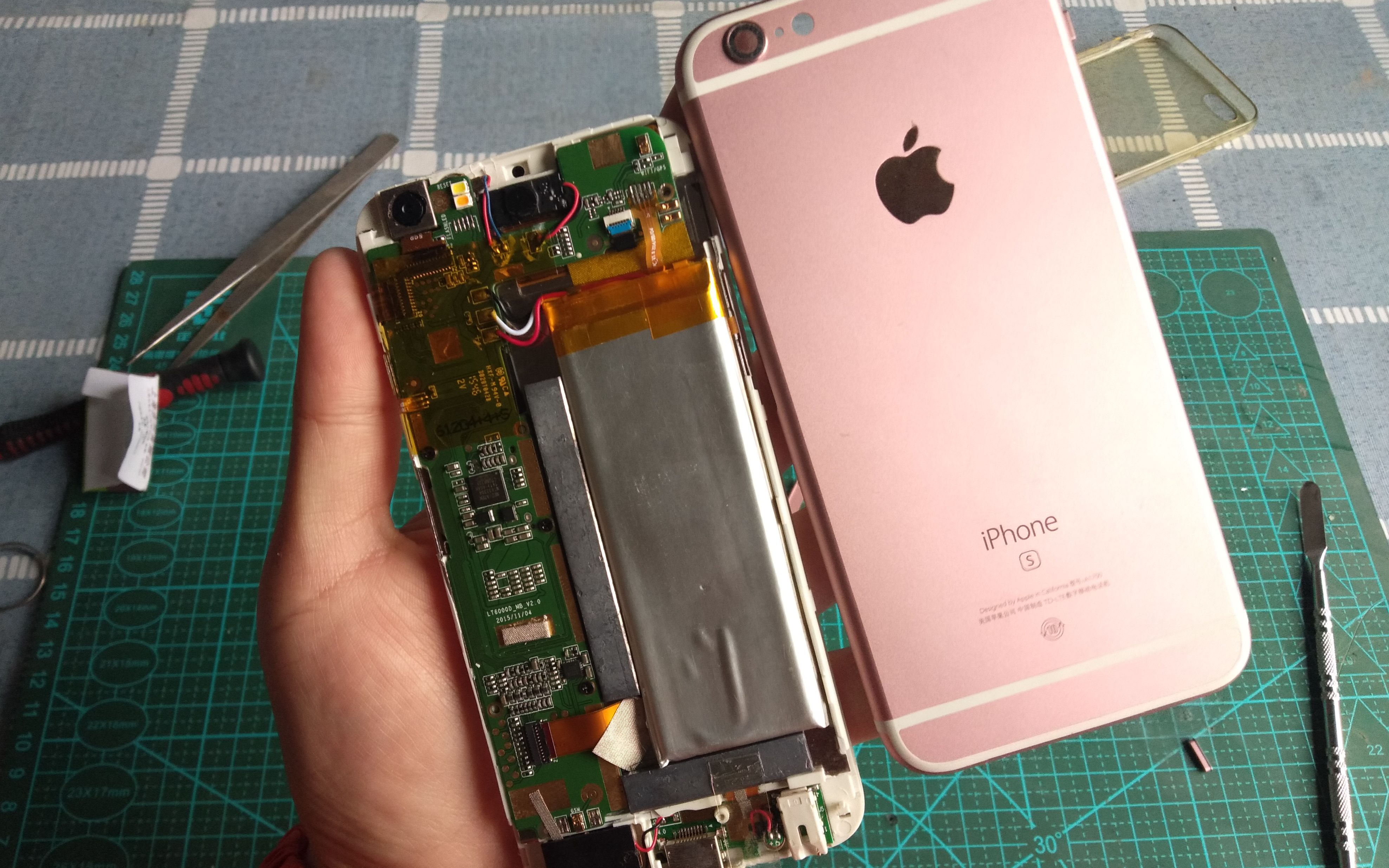 拆解拼多多60元的iPhone6s,里面竟然还有一张内存卡?还有铁块!