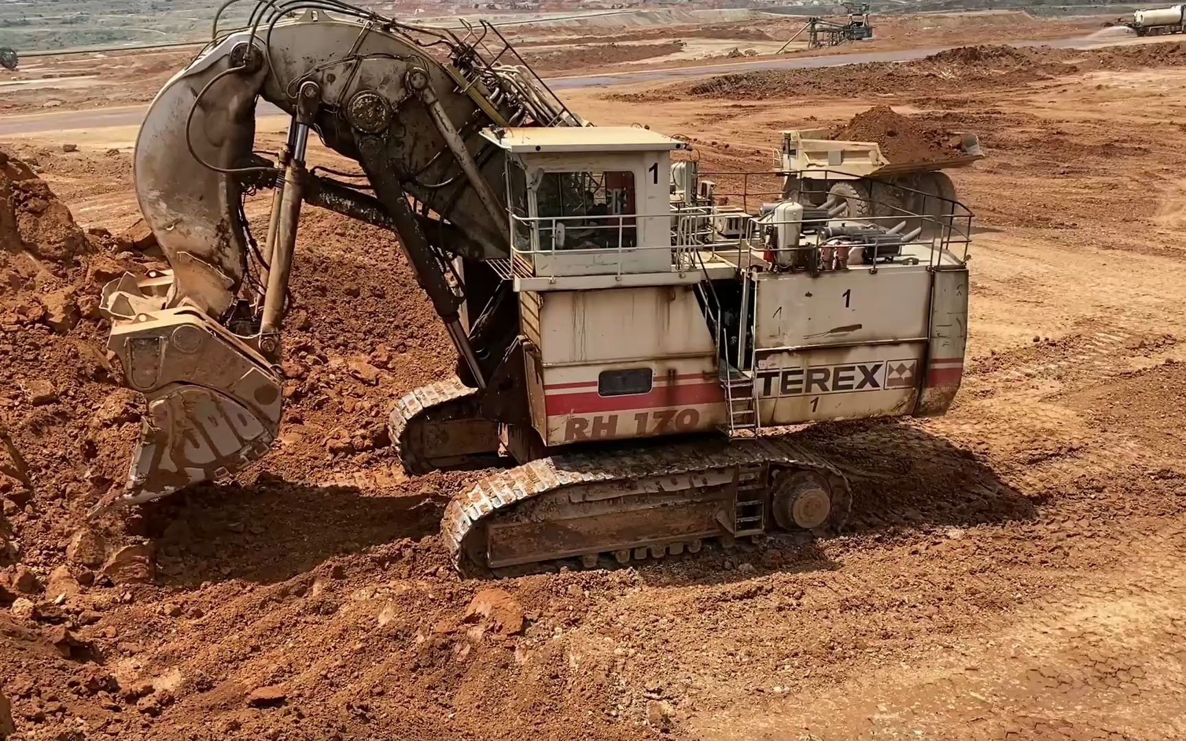 terex rh170前铲挖掘机装载terex tr100和hitachi翻斗车eh3500