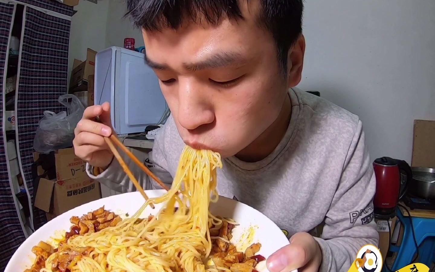 陕西名食臊子干拌面,吃面不吃蒜味道少一半来,蒜瓣标配,_哔哩哔哩 (゜