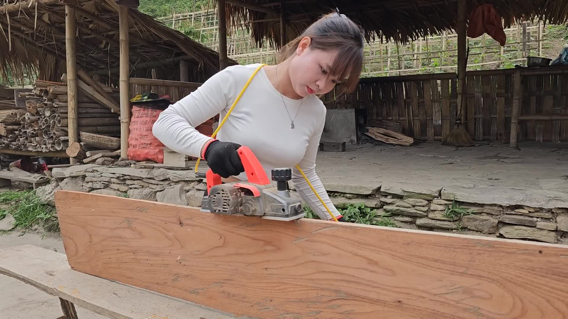 大臀女孩疯了,在深山直接徒手去抓野蜂窝采蜂蜜,被蜜蜂蛰了大臀哔哩哔哩bilibili