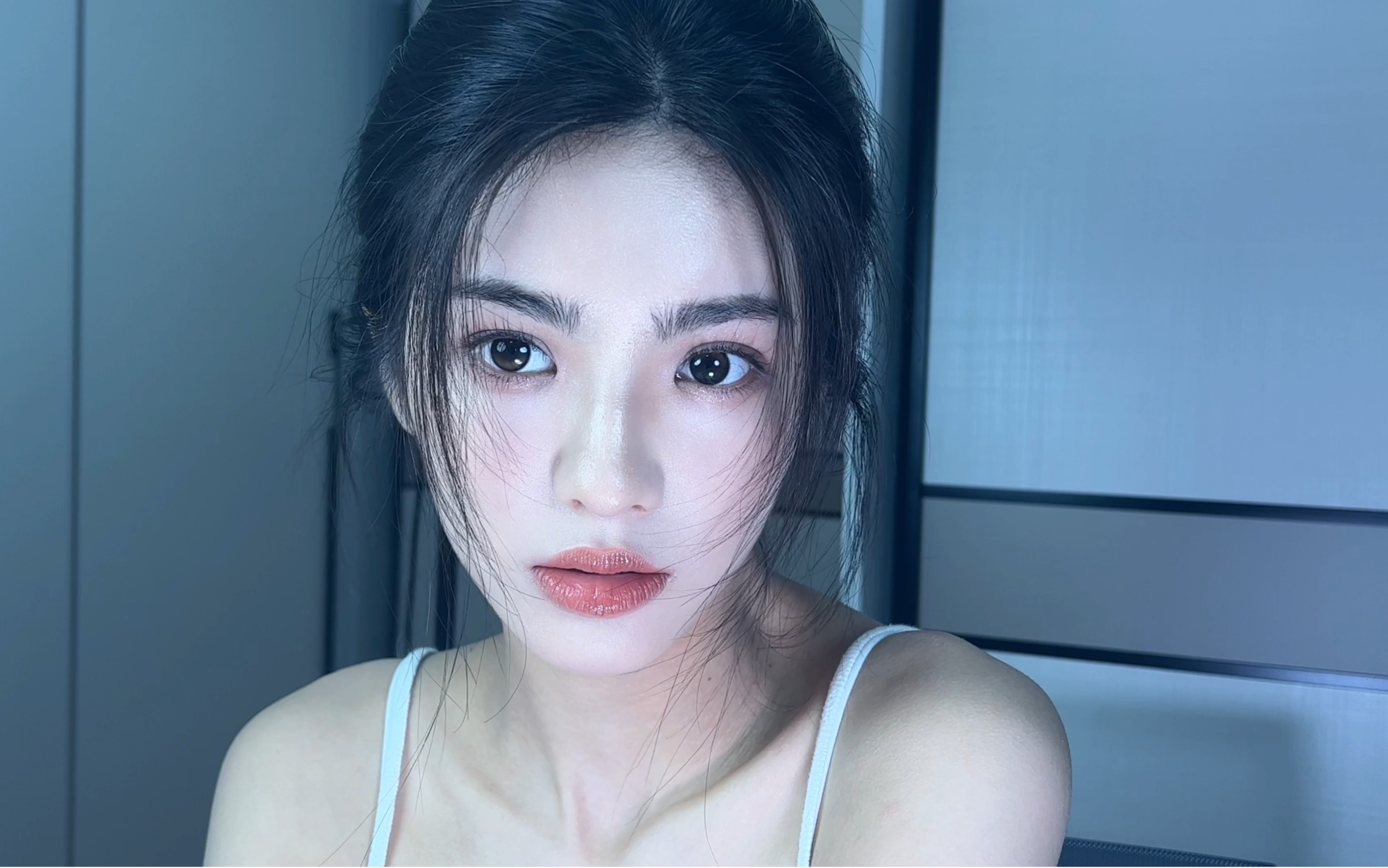 宅家拍拍|氛围感冷白皮