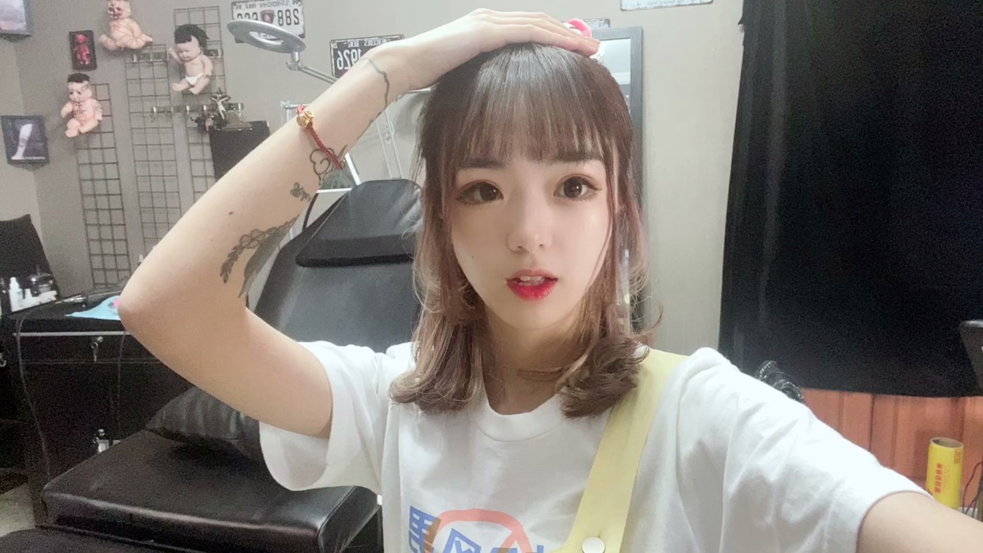 纹身师豆芽给女顾客,遮盖胸口的疤痕,女生忍不住疼,一直在尖叫_哔哩