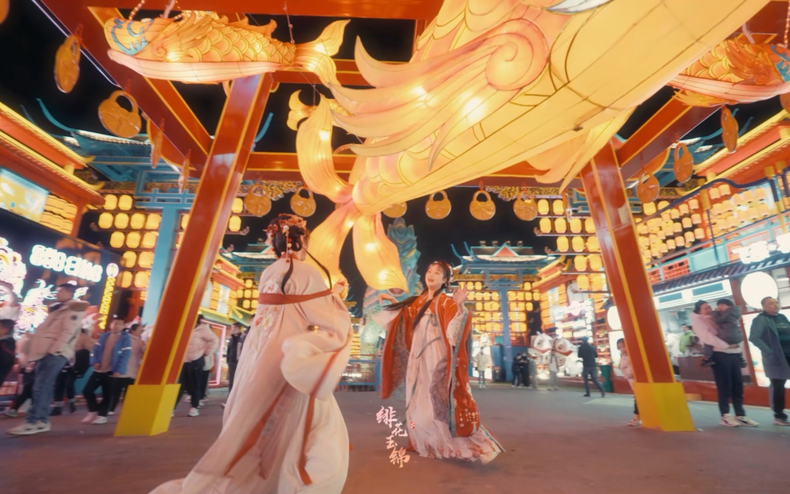 穿汉服逛灯会市集,中国人的春节就应该这样过!