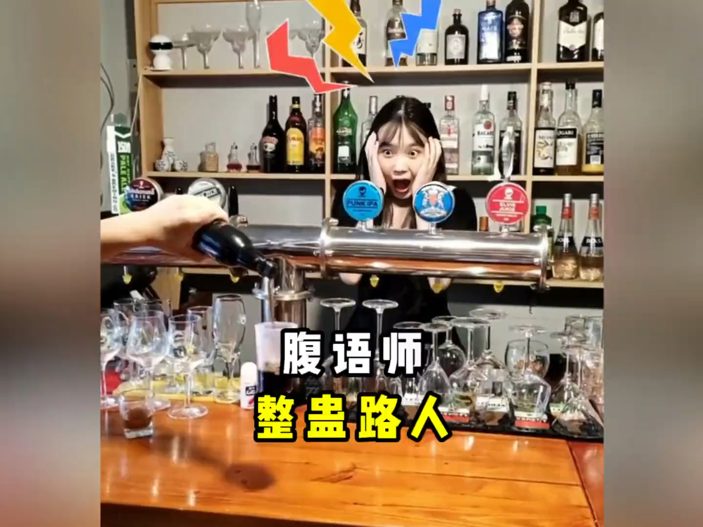 盘点腹语师整蛊路人搞笑场面,用腹语和空气对话,美女都被吓懵了!