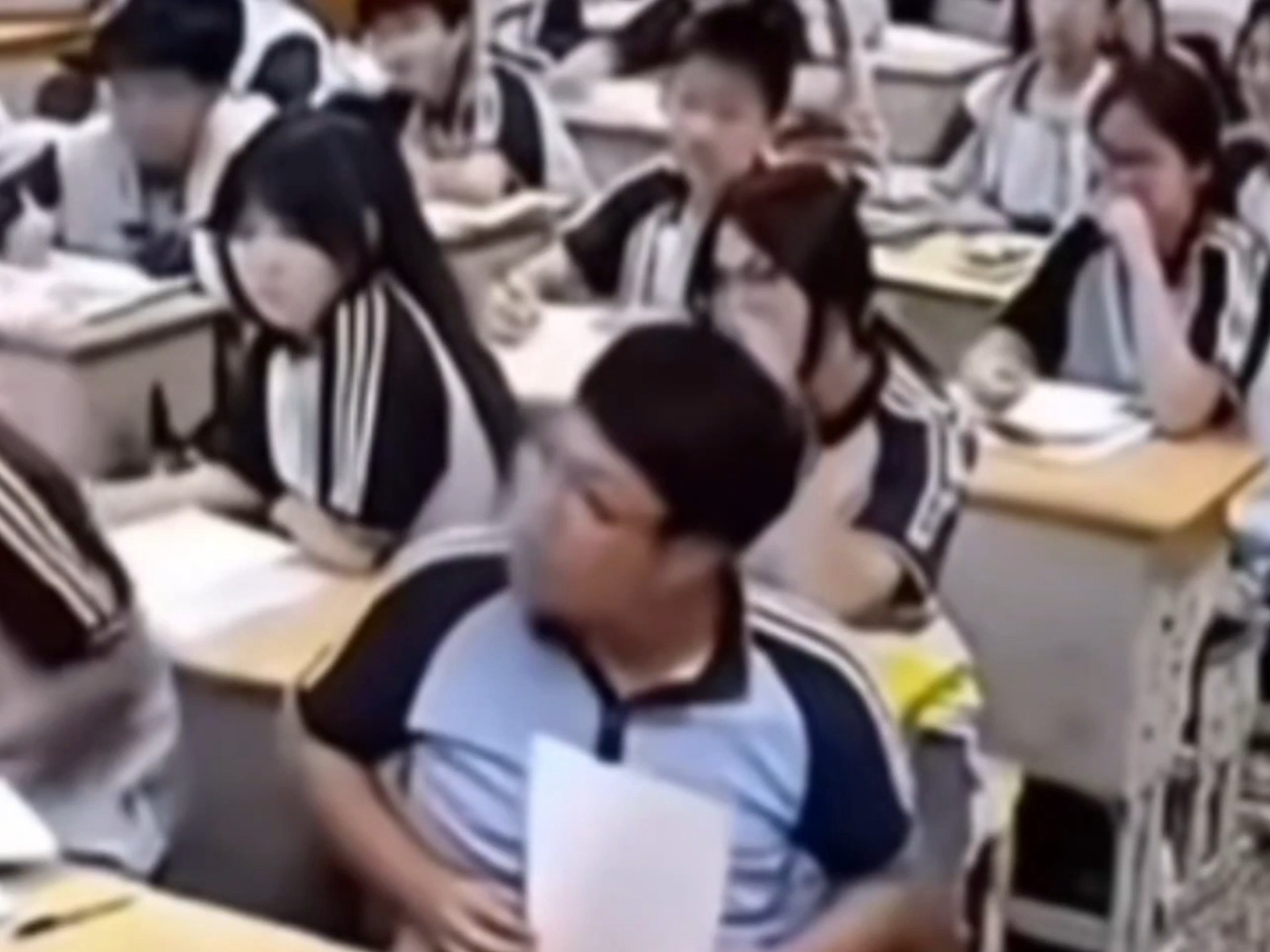 原……原来老师您也看孤独摇滚阿