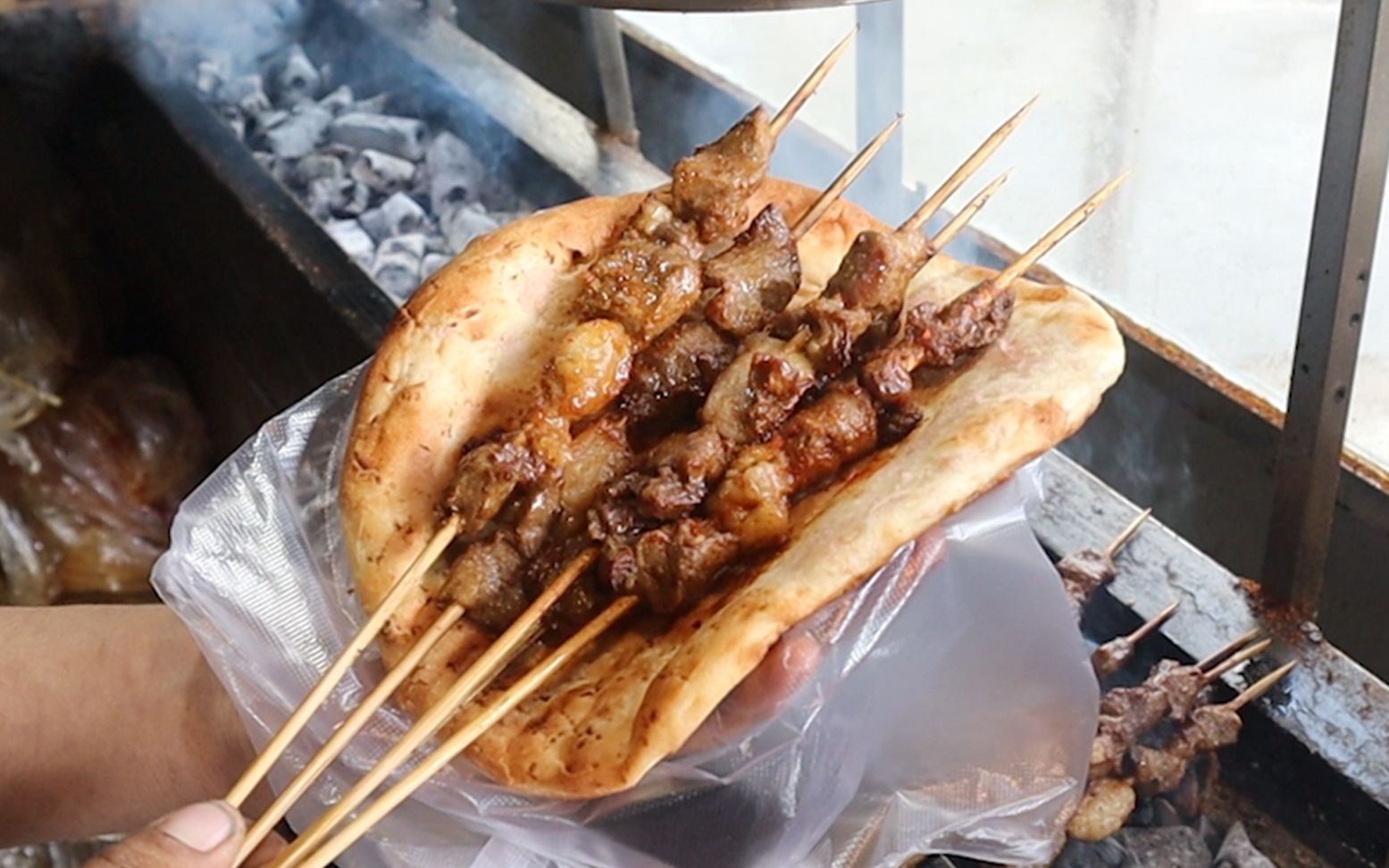 新疆特色馕包肉,5串肉串夹在饼里,这谁顶得住