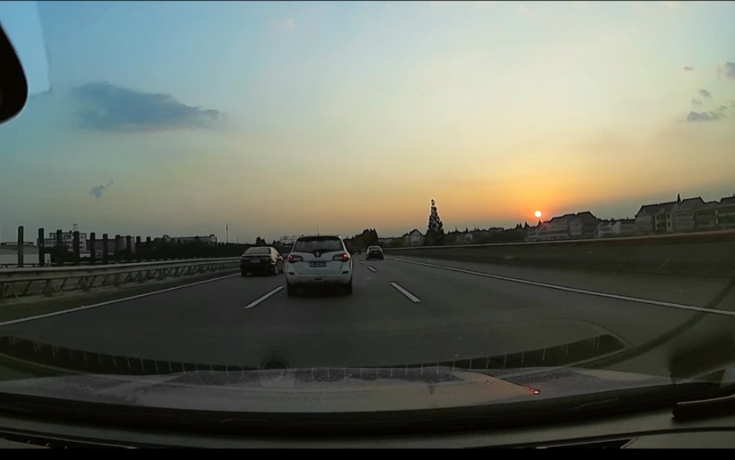 节前一天傍晚行驶于上海沪金高速上汽荣威i5,mg5,2020,1.