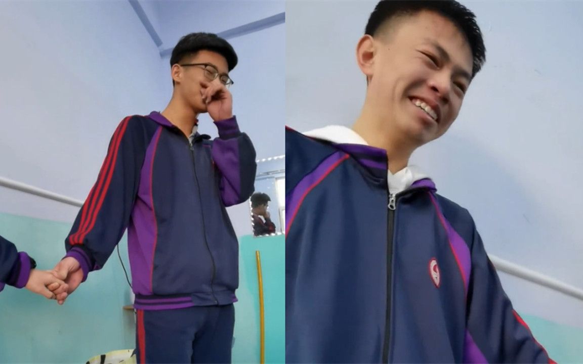 一男生上课唱歌影响同桌学习,两人遂扭打成一团,班主任做法亮了