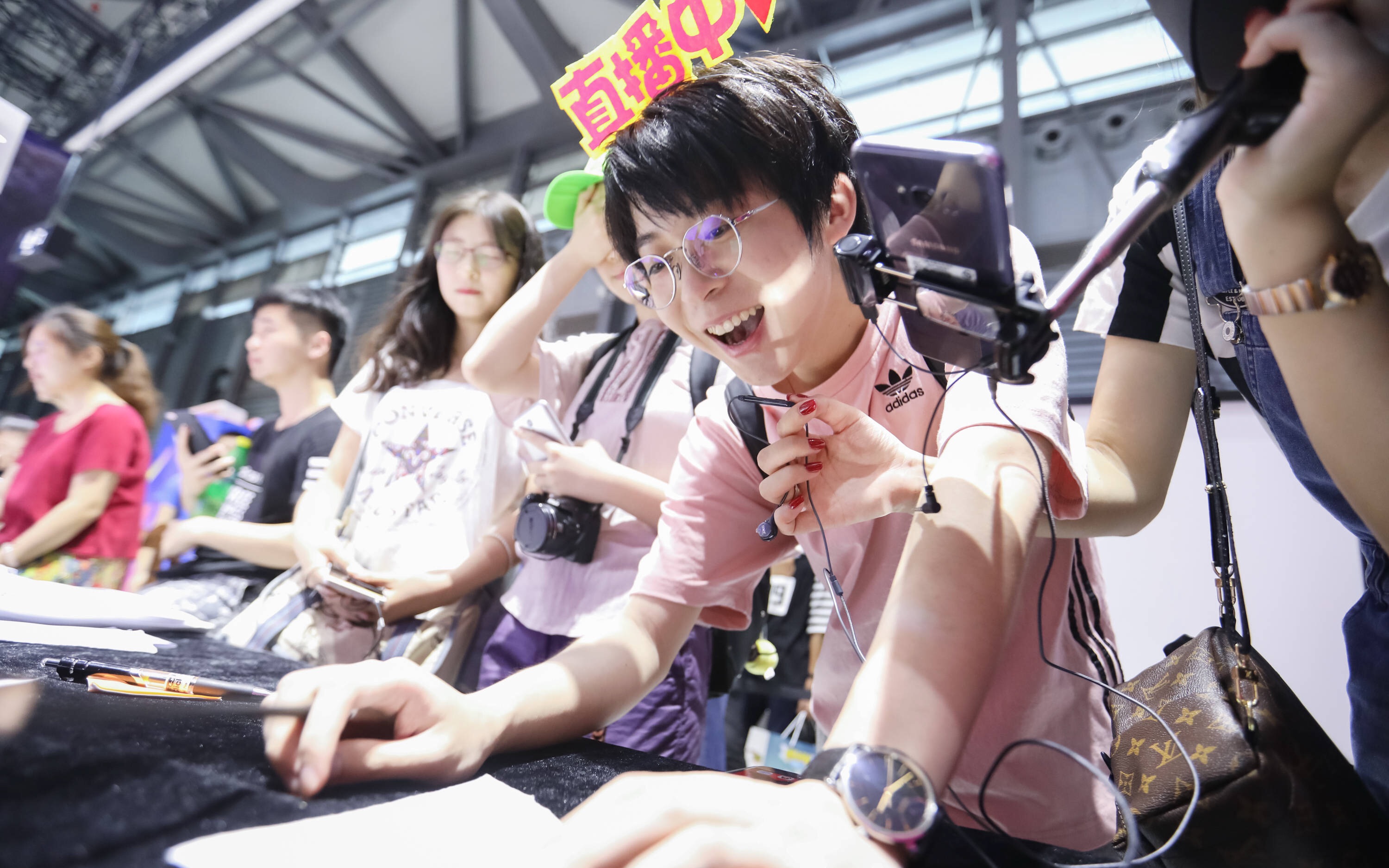 【嗨氏】未成年和经济状况一般的嗨宝们就不要送礼物啦～适度消费哦