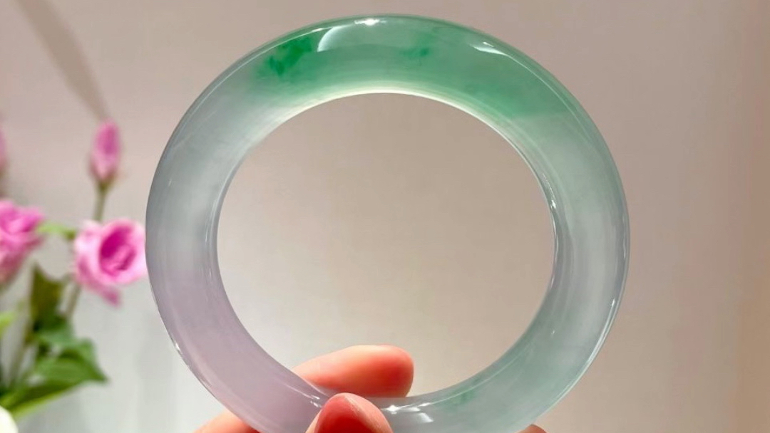 高冰种粗圆条春带彩翡翠手镯翠绿莹润#天然翡翠 #翡翠手镯 #翡翠