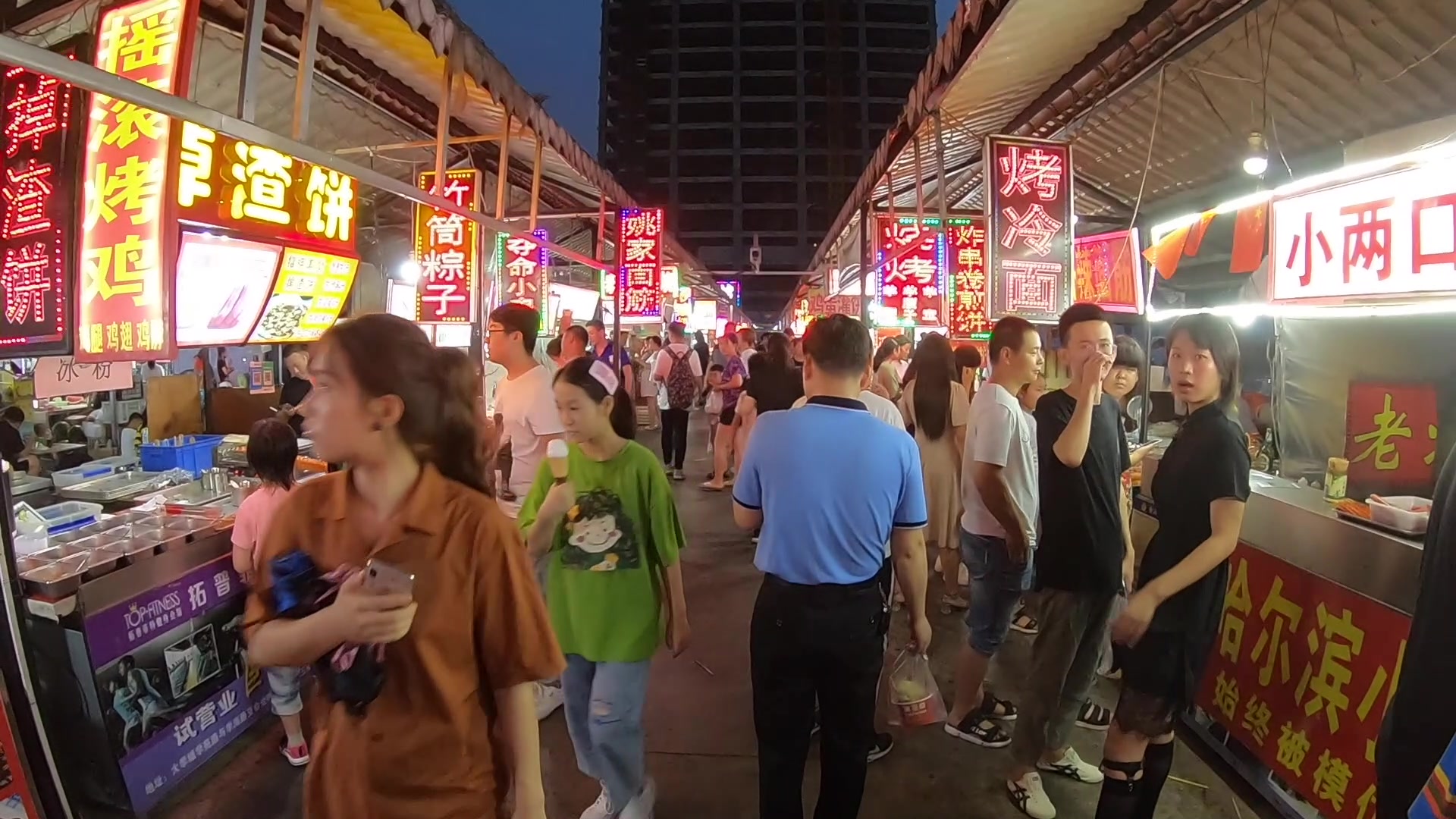 山东日照夜生活标杆是大学城夜市,里面大学生真多,是消费主力哔哩哔哩bilibili