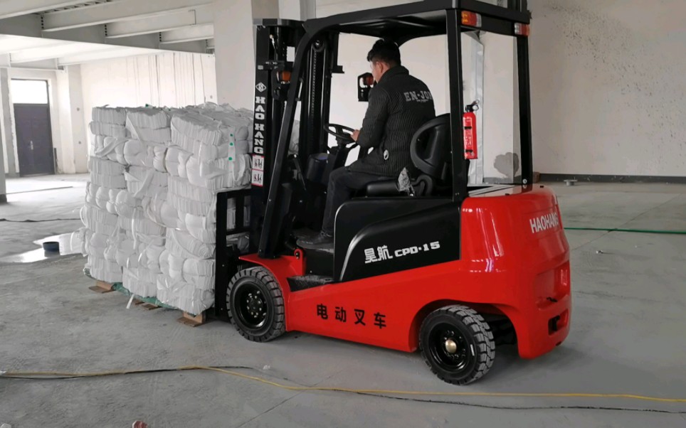 电动叉车1.5吨工作使用现场视频(昊航四轮座驾式小型电动叉车)