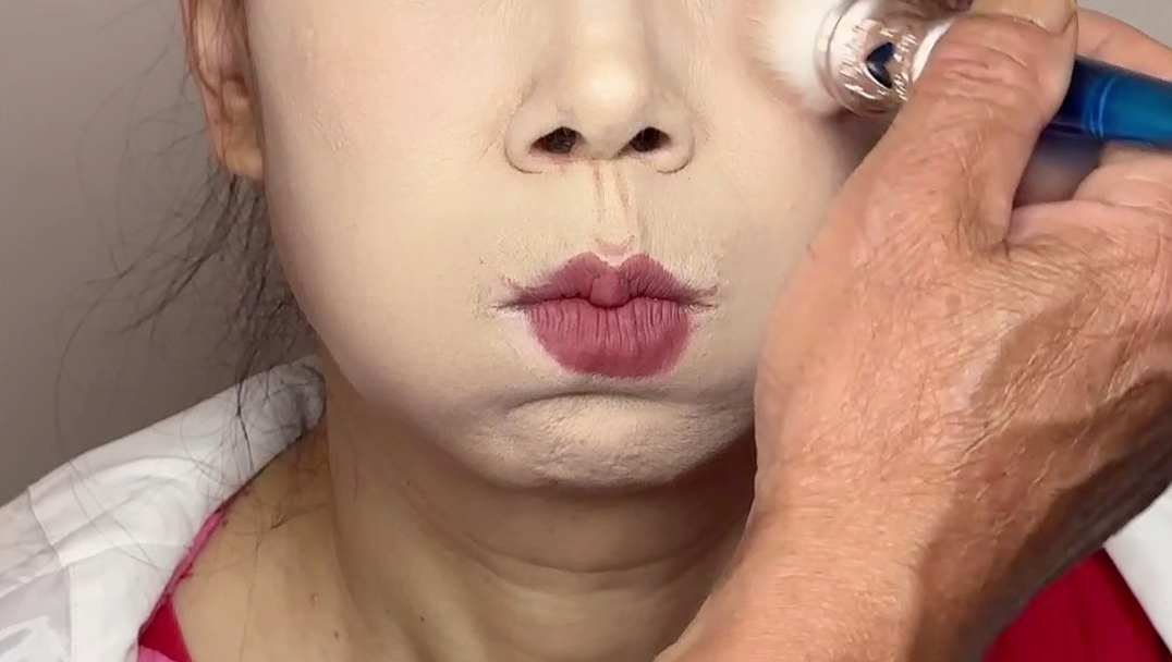 虽然我年纪有点大 但是我老头会画画