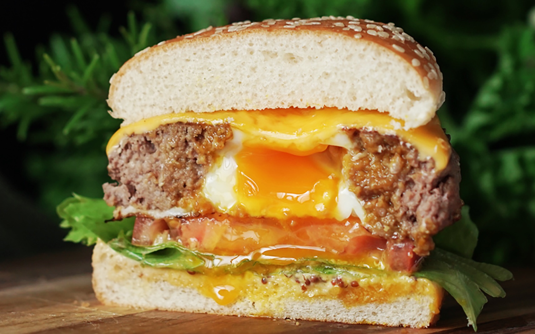 【夹蛋芝士汉堡】外表看似平平无奇,切开则是蛋黄瀑布_哔哩哔哩 (゜