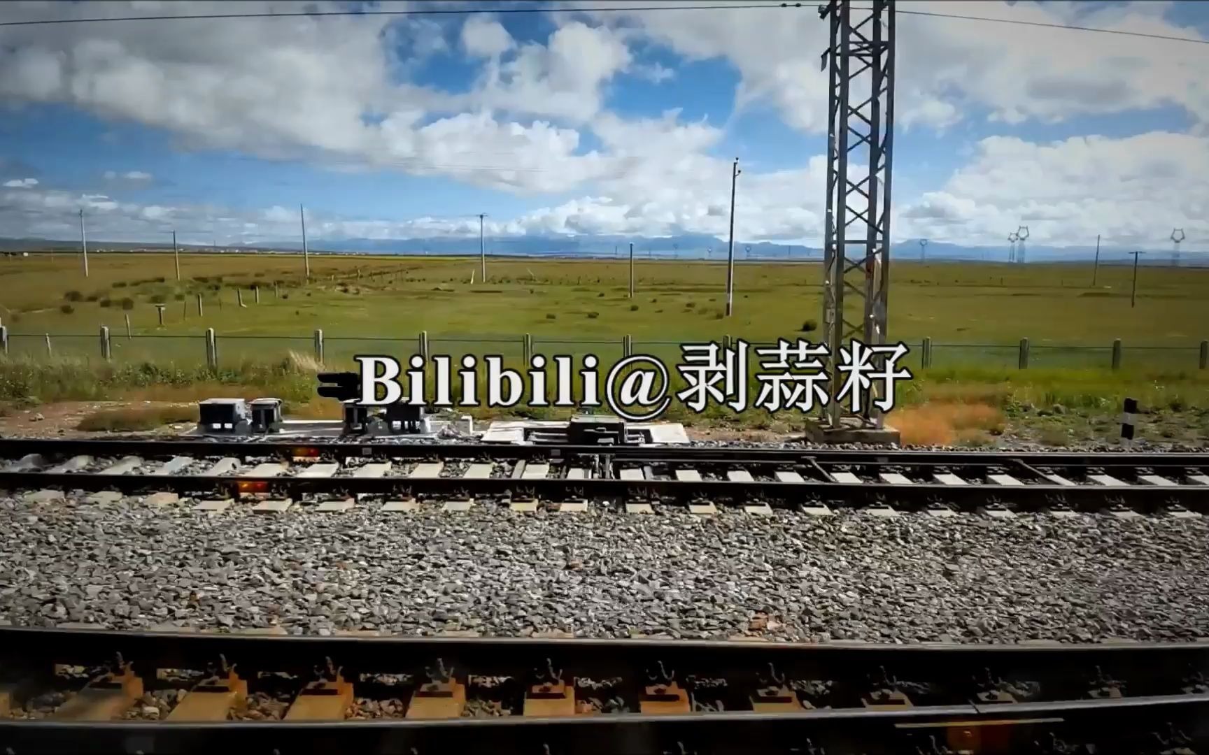 侧方展望西宁格尔木7581次列车行经青藏铁路哈尔盖刚察车站区间