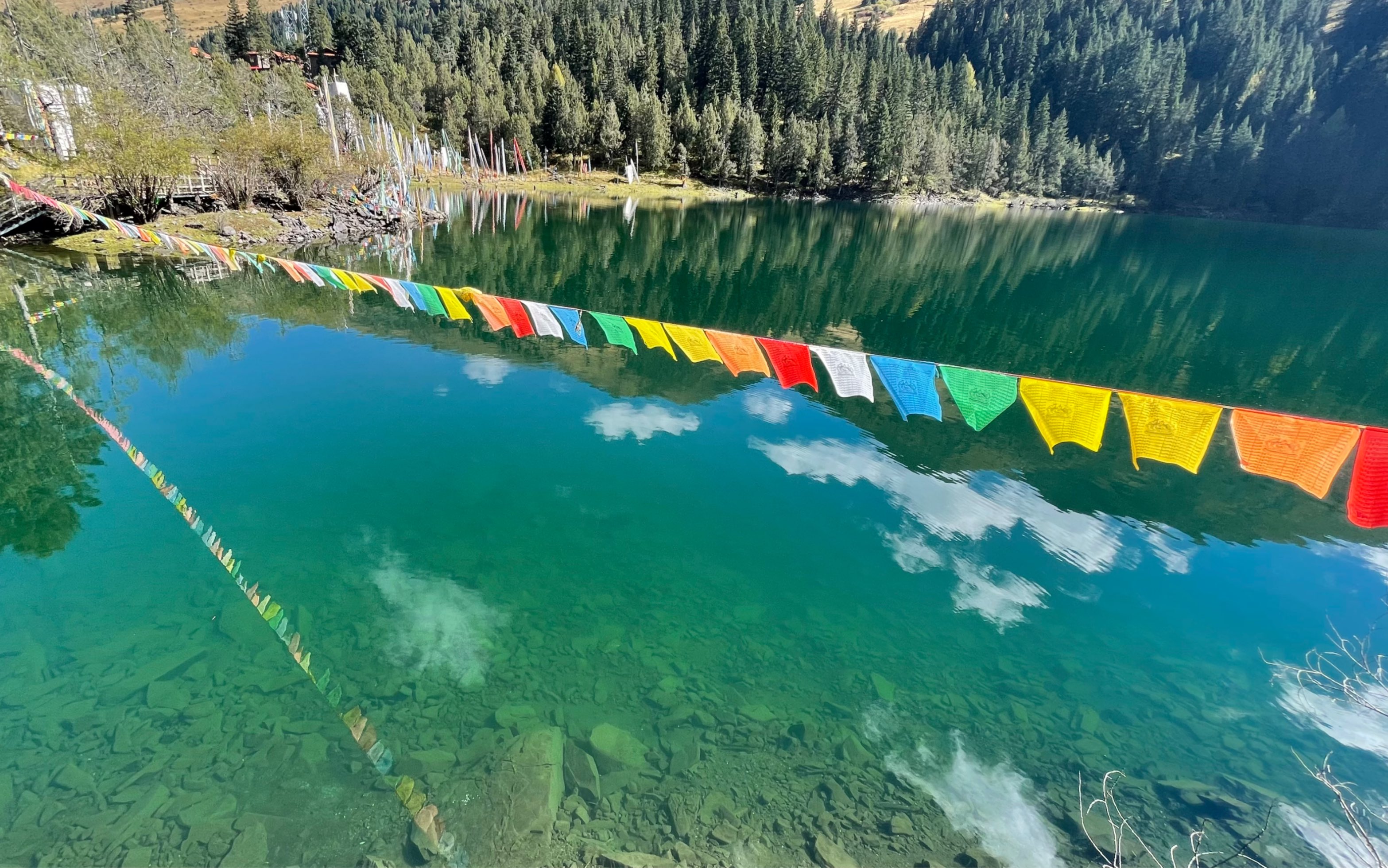 晨光薄雾中漫步金川情人海