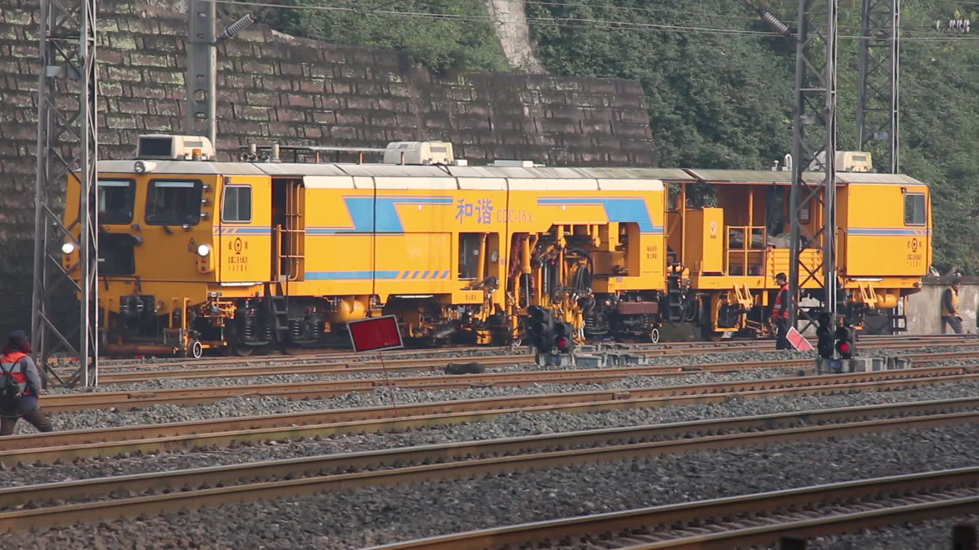 元旦成都工务大机段轨道养护作业中一