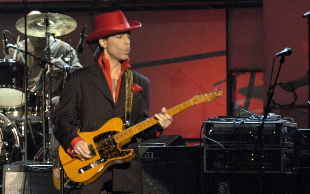 当年和mj齐名的王子在客场用一场华丽的吉他solo出尽了风头whilemy