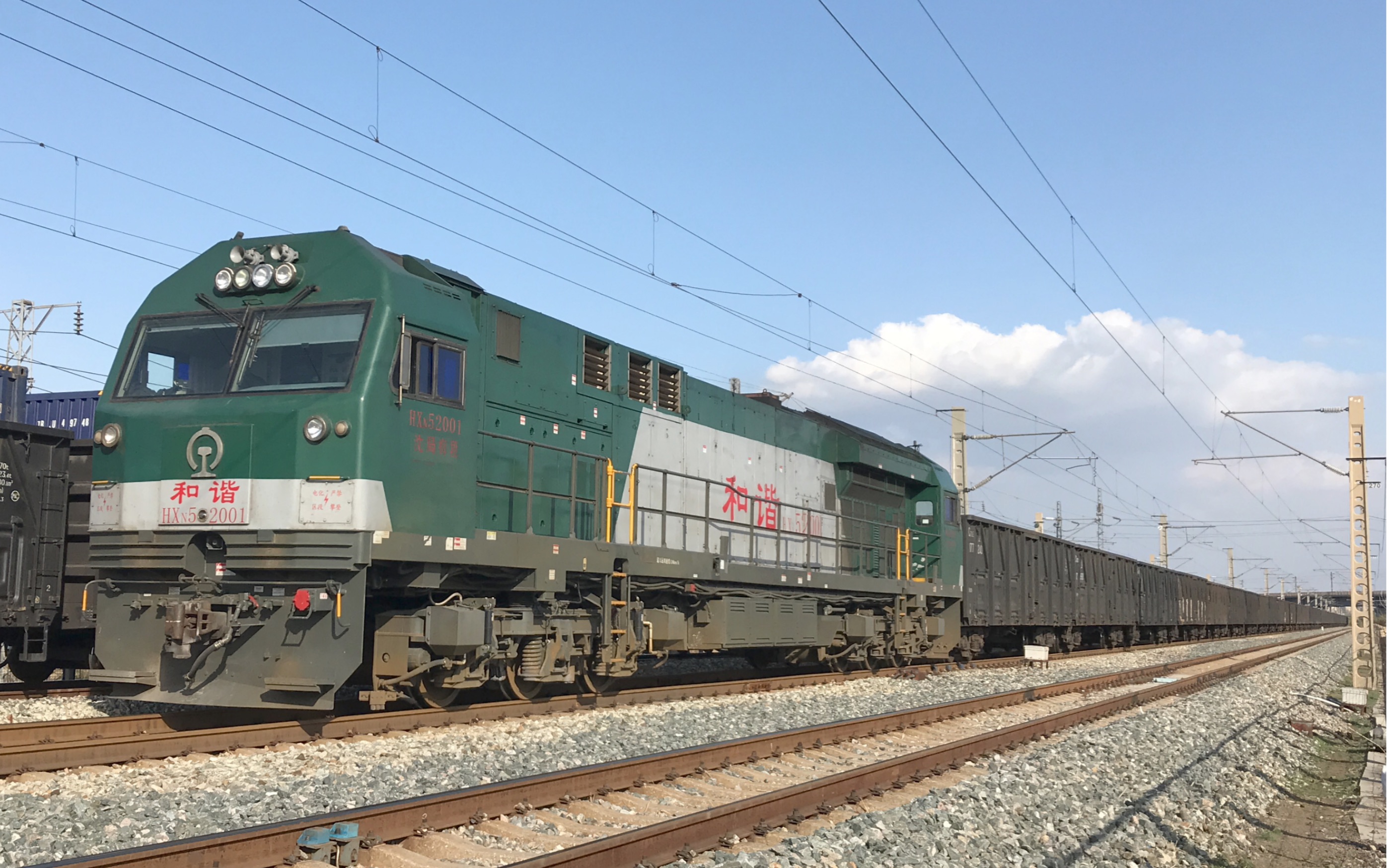 两列火车同向运行中国铁路第一台hxn5型双司机室2000系内燃机车大西