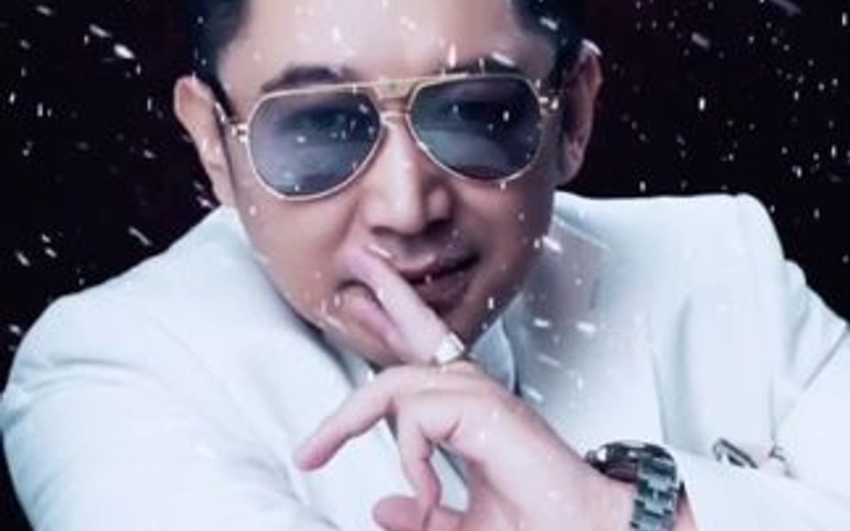 这个冬天, 雪花纷飞, 我们活着继续讲完没讲完的故事 根呷97