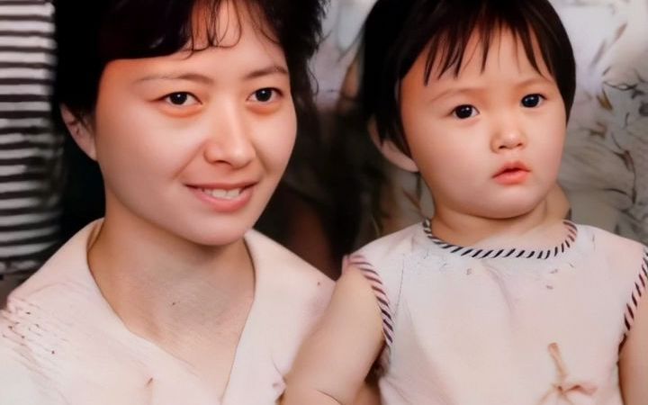 原来小宋佳童年照笑起来这么可爱啊,很像妈妈呢!