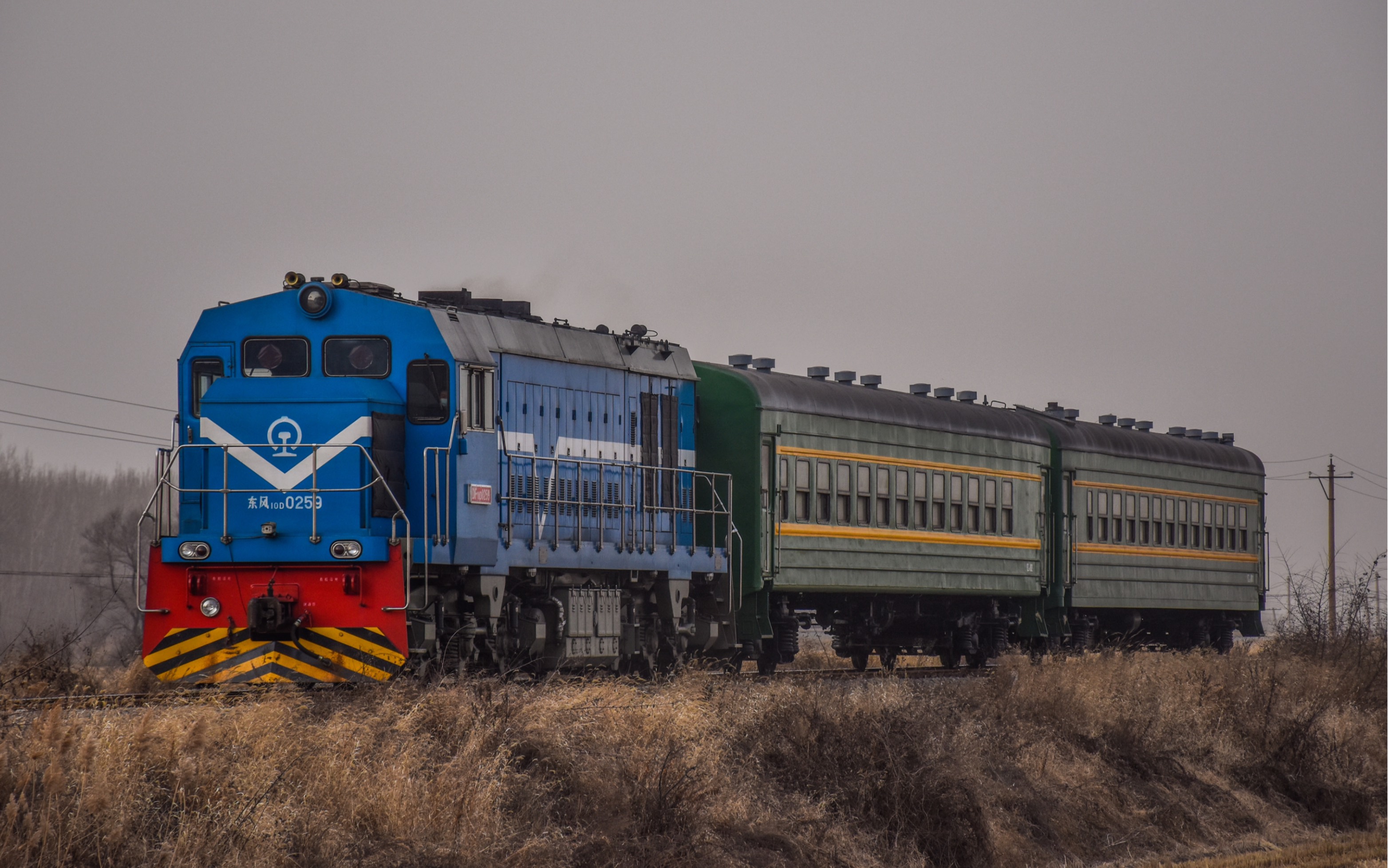 沈阳最后的绿皮火车沈煤集团df10d0259机车牵引两节新刷漆的yz22b客车