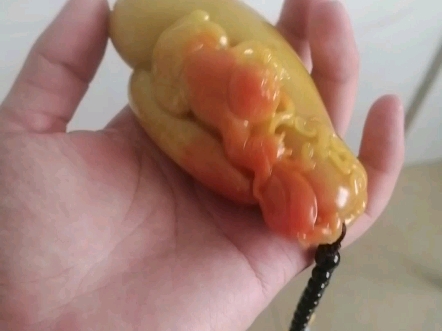 李创发买的(黄龙玉茄子和尚)手把件