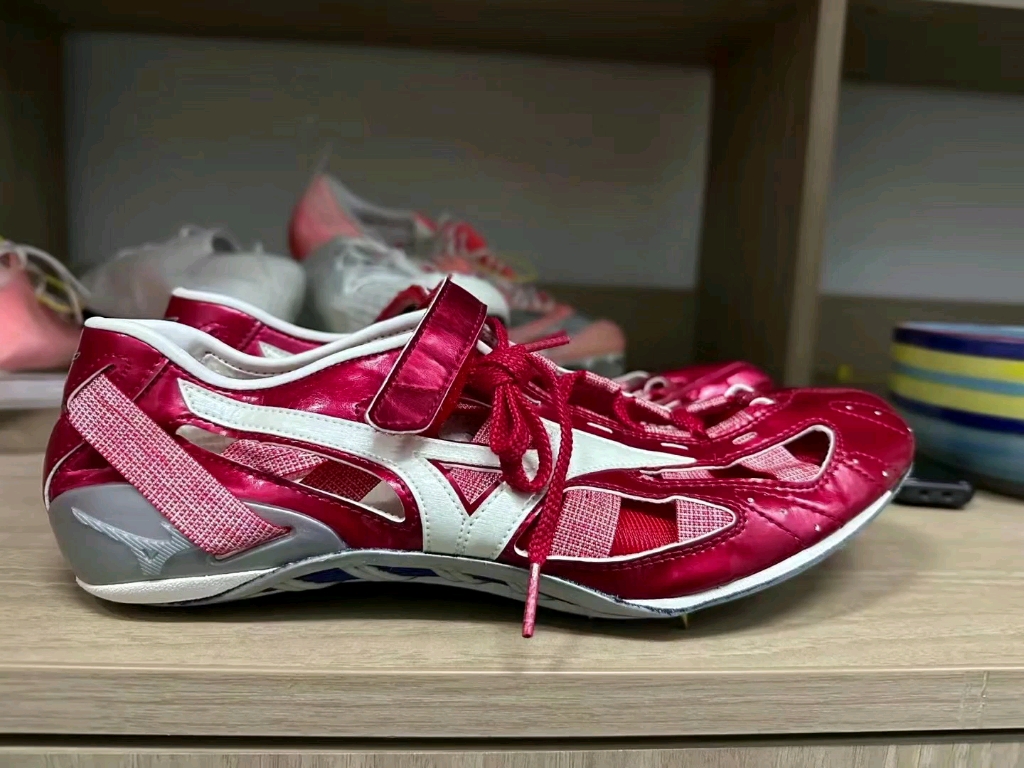 鸿星尔克田径钉鞋逆鳞定制版本你见过吗@出你的体育生朋友来看吧