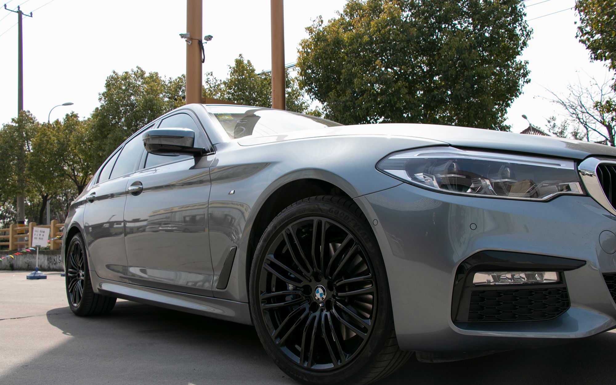 宝马5系530轮毂改亮黑烤漆色 银灰搭配亮黑也是很ok的