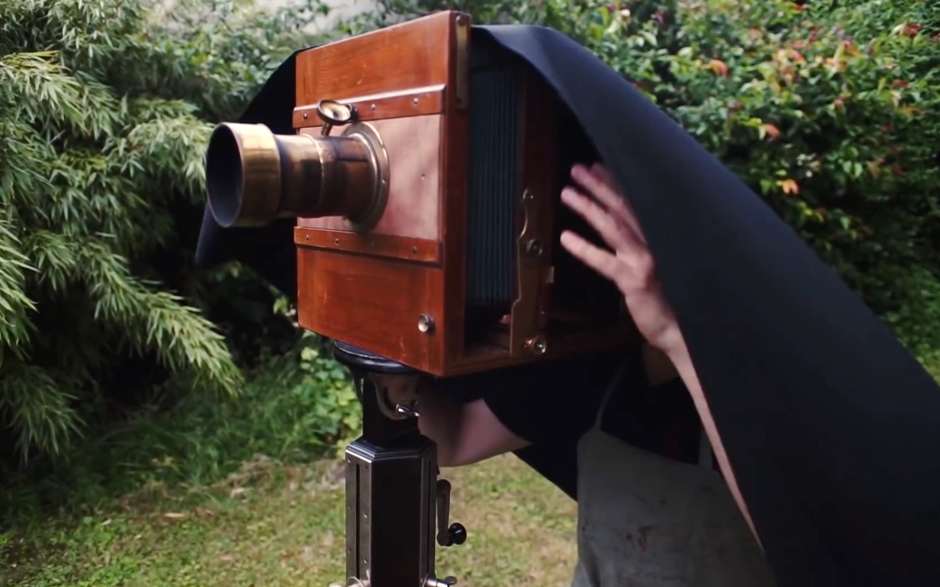 用一台有150年历史的大画幅相机进行湿版拍摄体验