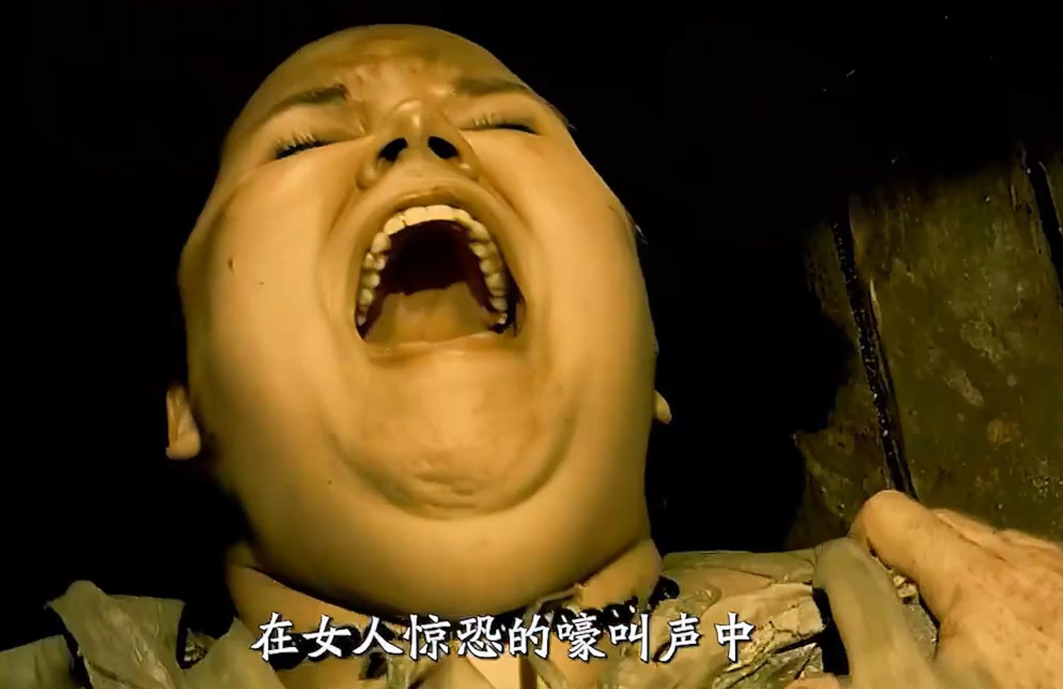 一口气看完恐怖惊悚电影《德州电锯杀人狂前传》