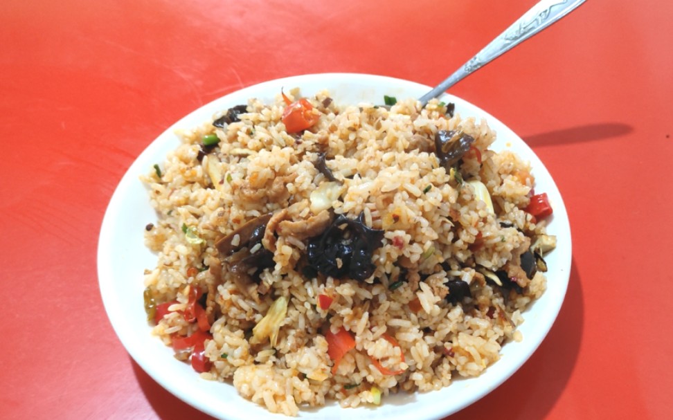 壹盘分量足香喷喷的木耳肉丝炒饭在广安竟然只要八块!