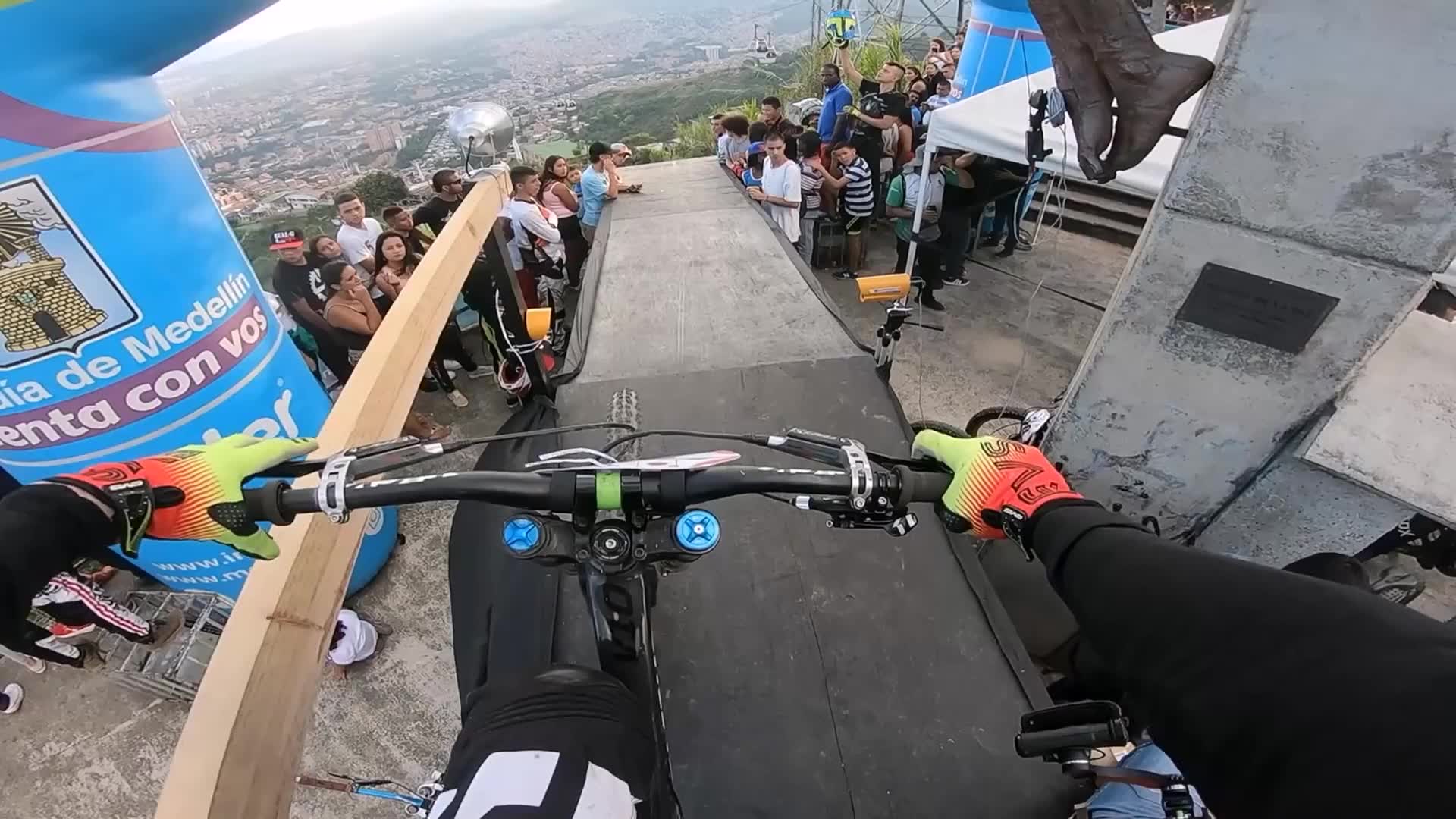 山地自行车村庄跑酷,s弯赛道令人害怕