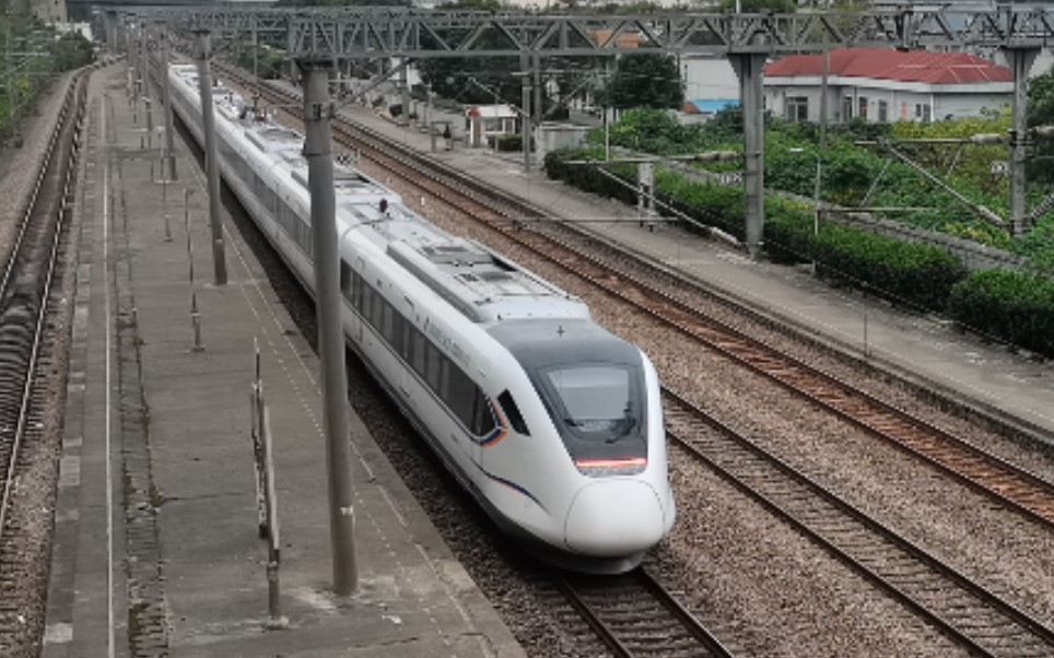 【中国铁路】crh6a-0421担当c3015次列车通过莘庄站