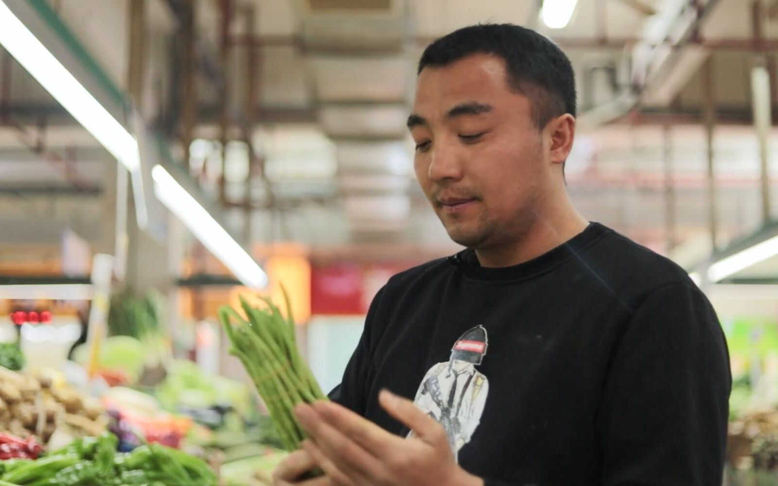 脱下军装后,东北小哥卖菜一天挣2000块:肯吃苦干什么都不会错