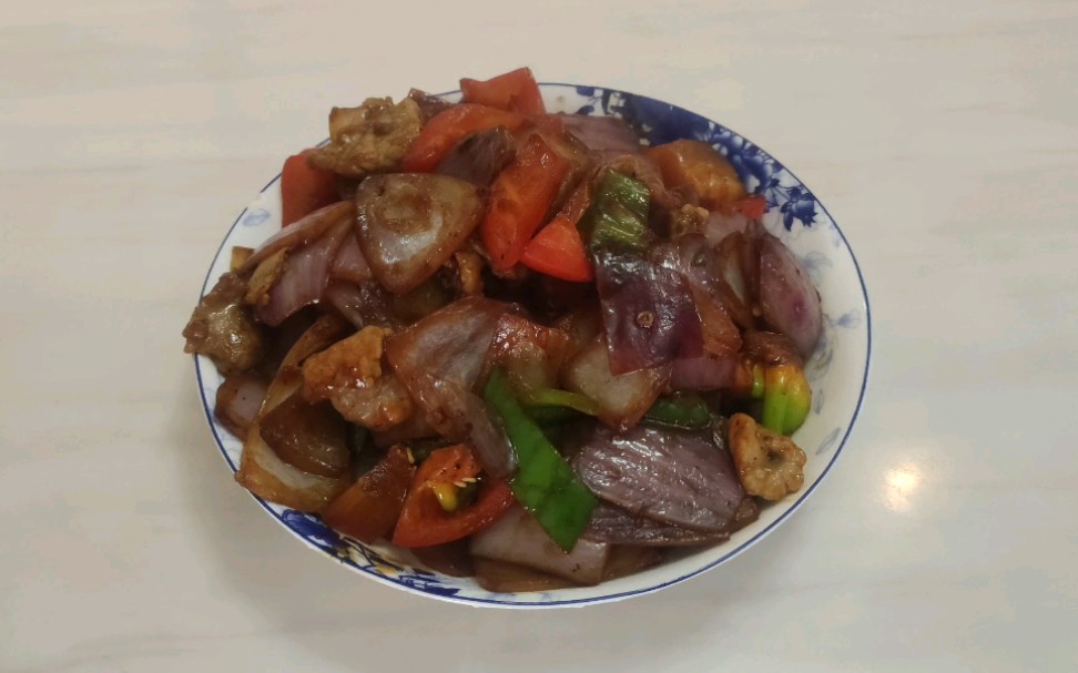 洋蔥炒肉,是先炒洋蔥還是先炒肉,看飯店大廚怎麼做