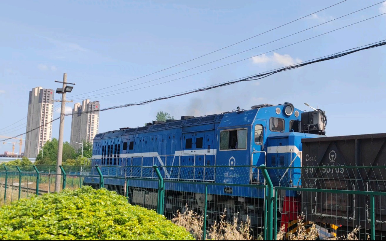 感谢大车友好鸣笛:梅山钢铁东风10dd调机牵引敞车去编组站编组.