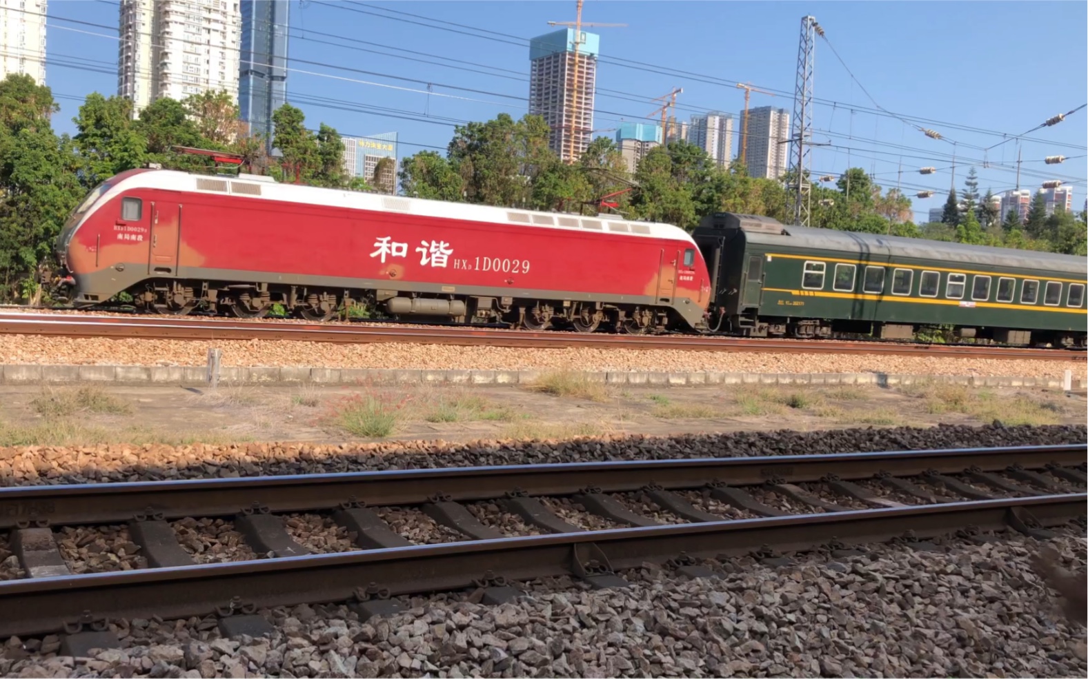 [铁道调研] 南局南段hxd1d-0029牵引0k1312通过广九线清水河仓库