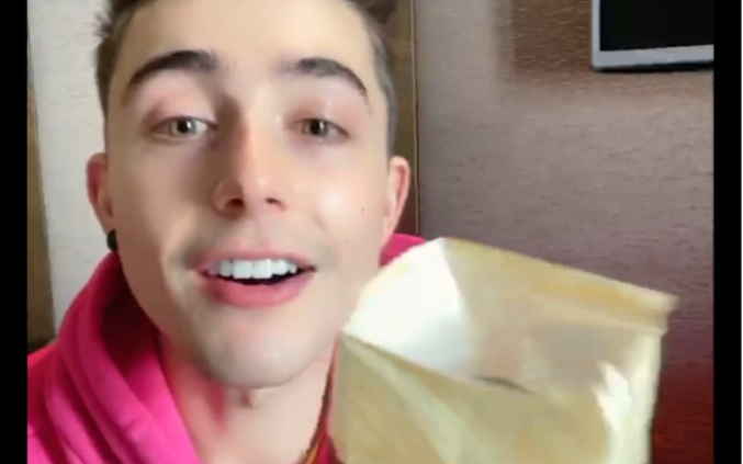 夏波波非正式会谈的帅波的吃播鸭国外滴好吃零食安利