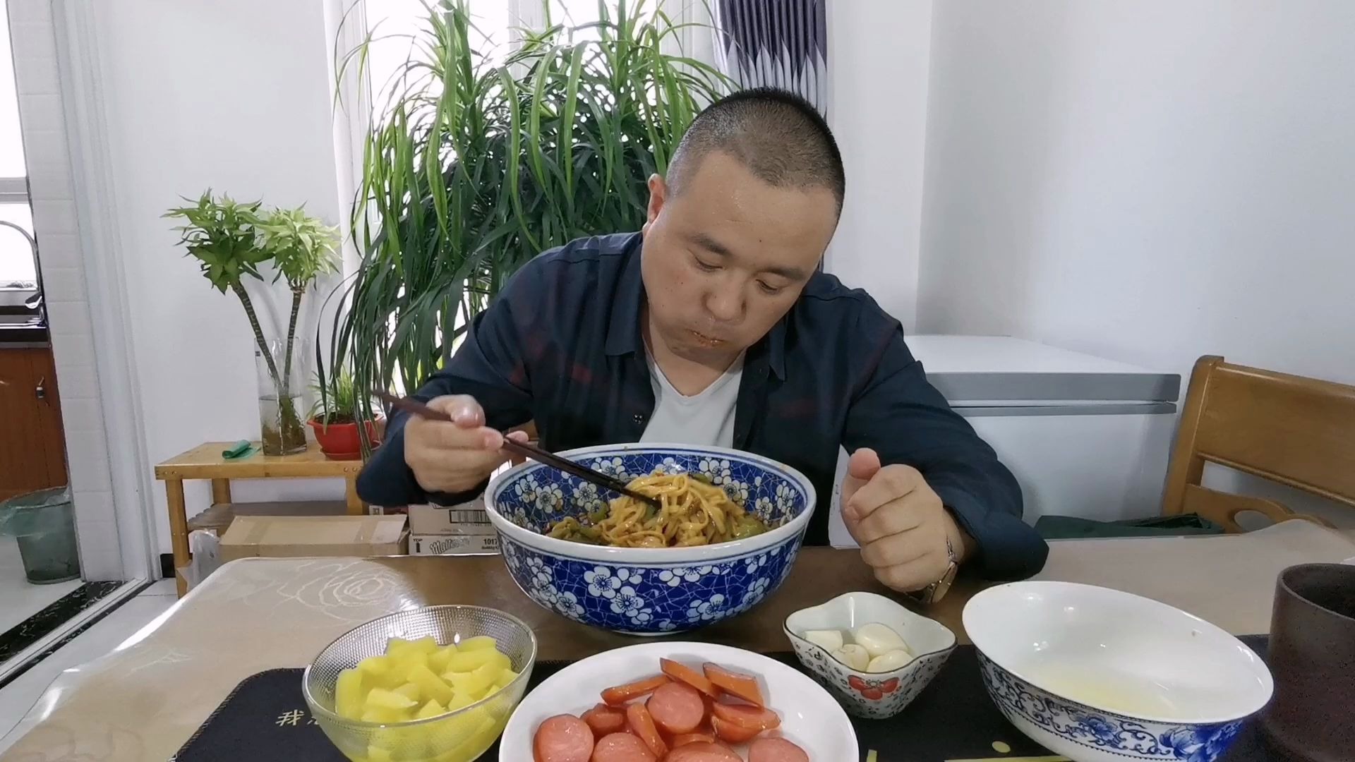 青椒肉丝打卤面 做法简单味道美,香飘万里 满满1大盆吃的真过瘾哔哩哔哩bilibili