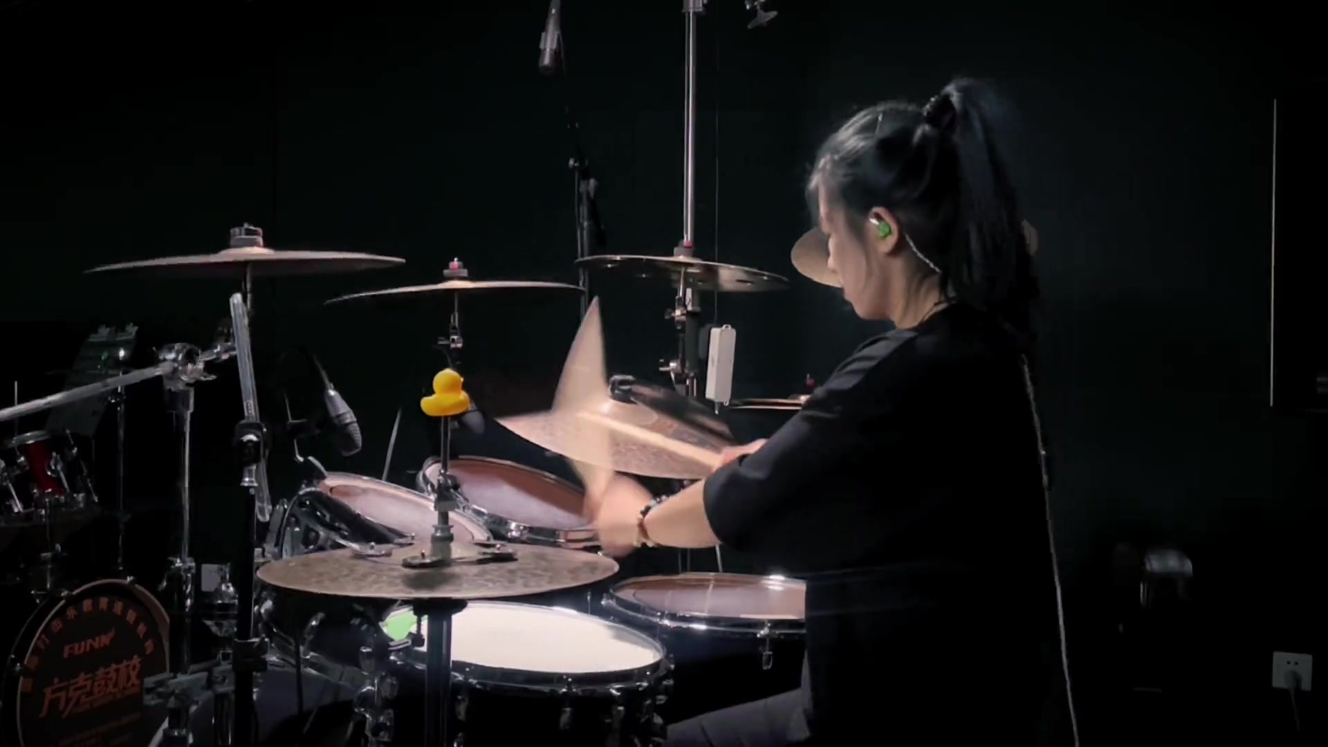 中国最出名女鼓手图片