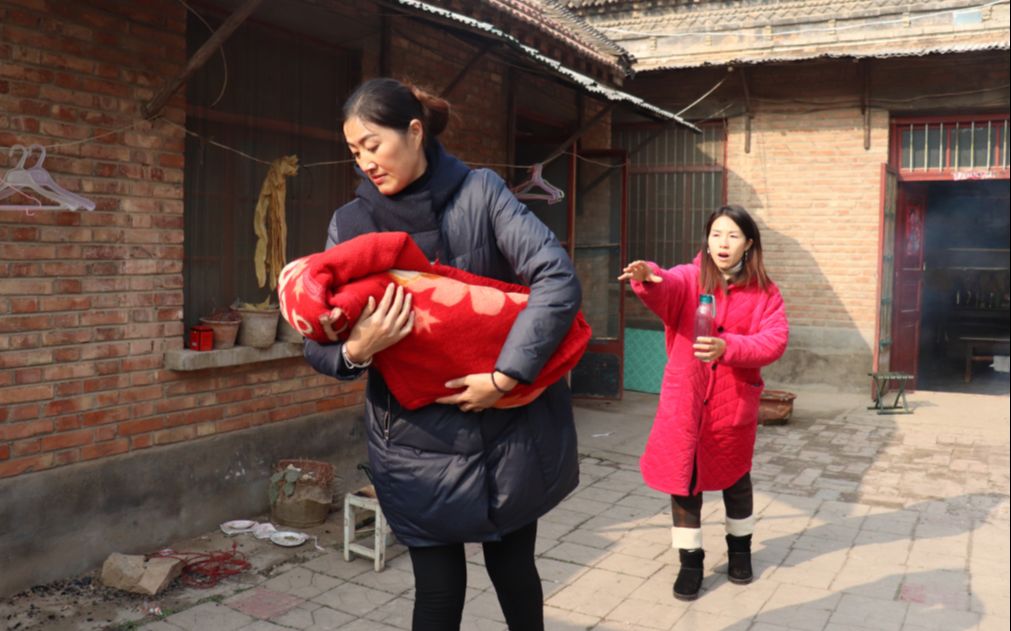 农村女人抱孩子图片