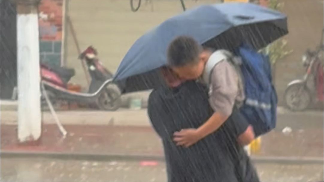 "父爱是一把倾斜的雨伞",下雨天父亲来接儿子放学,结果儿子接到了所有