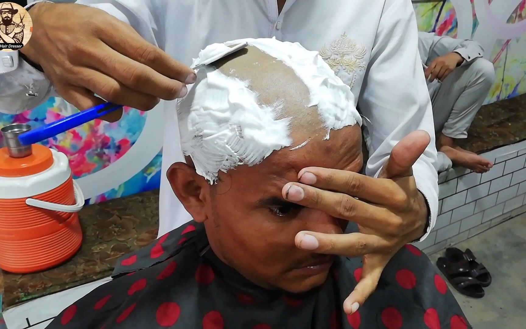 印度理发店保养客人光头