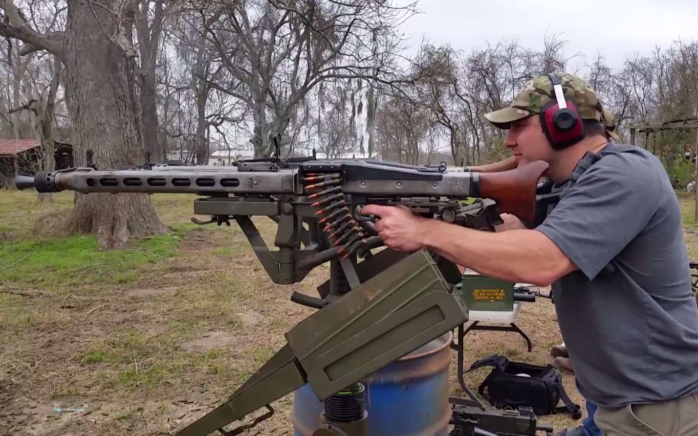 mg42通用机枪,最大特点就是射速快,因此常被称为"亚麻布剪刀"_哔哩