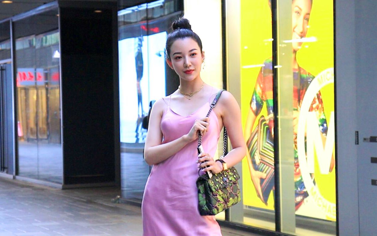 三里屯街拍:高挽发髻的美女,将紫色真丝吊带裙穿出了名媛范儿