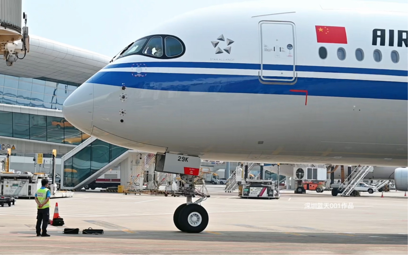 实拍国航a350墨镜侠降落及滑行至停机位情景.