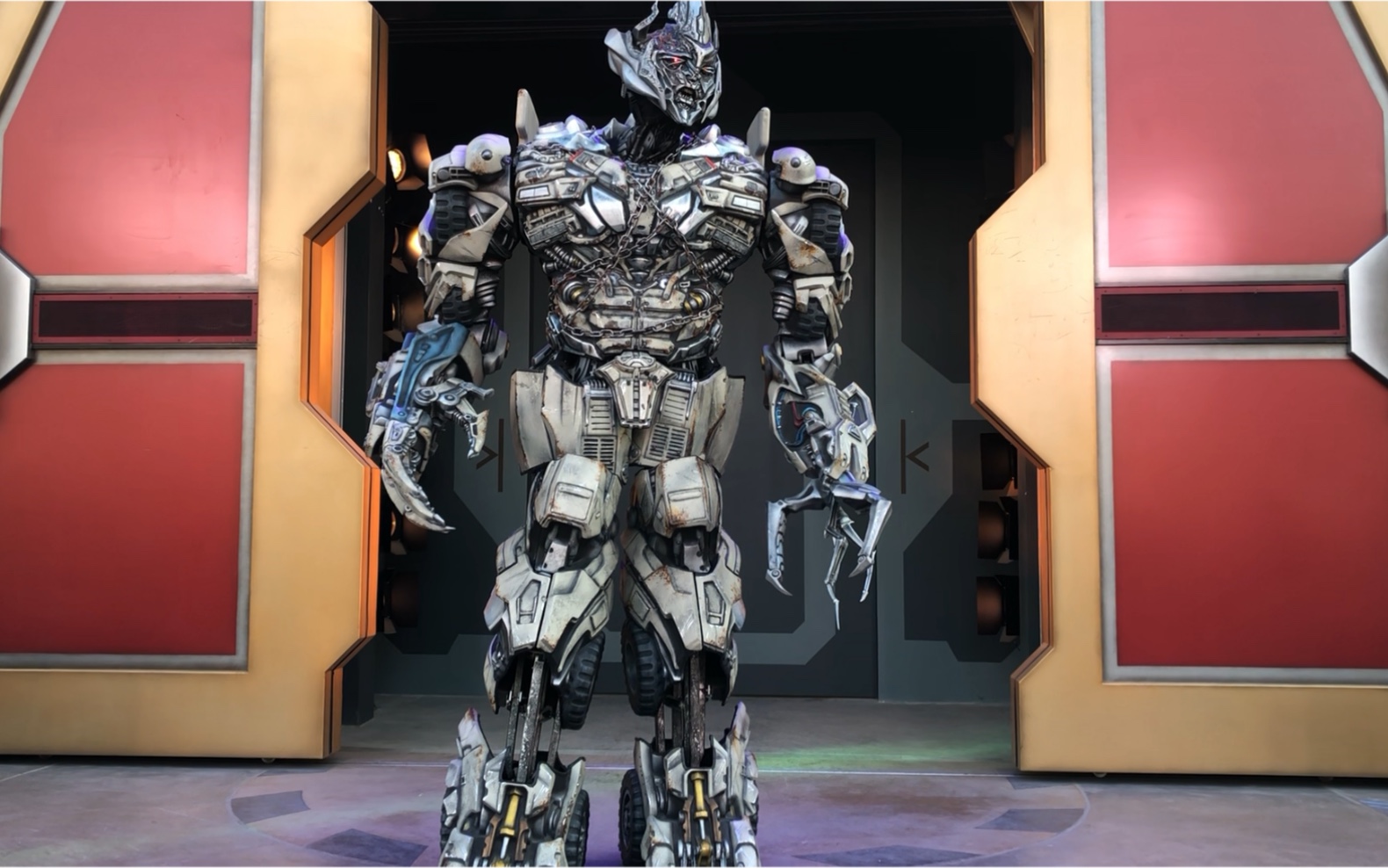 北京环球影城变形金刚话唠毒舌威震天