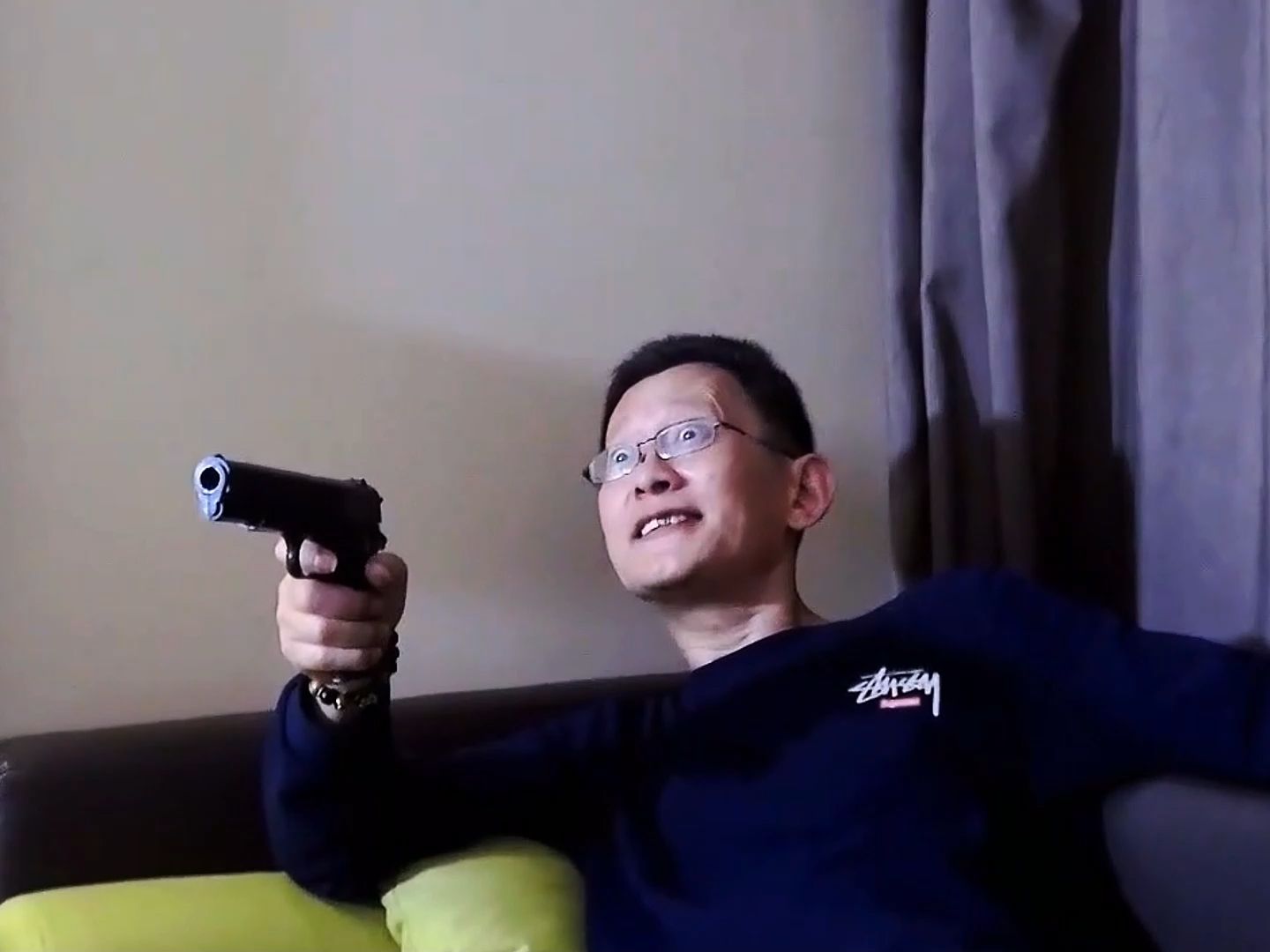 警花马队长刚回家,坏人刘三蹲守在家中,有点糟糕