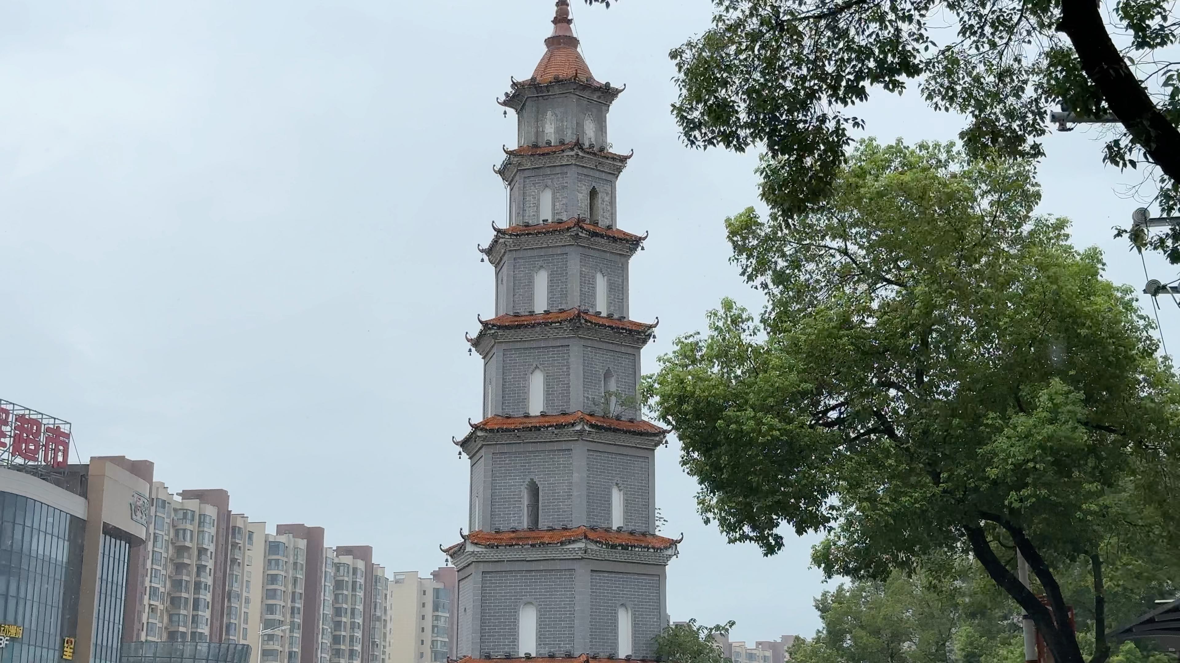 宜春市万载古城城门口的"宝塔"又称文明塔,万载县为中国花炮之乡